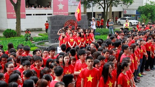 Les professeurs et étudiants de commerce forment la carte du Vietnam - ảnh 2